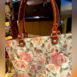 New Patricia Nash Shoulder Bag with plenty of pockets